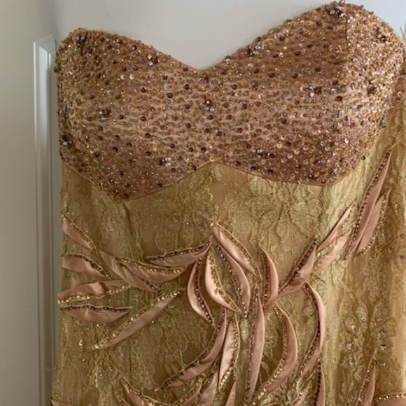 Formal gown - Picture 2 of 3